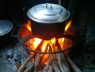 Kaffeewasser kocht auf Autofelge.jpg