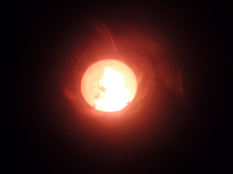 Das ist nicht der Vollmomd, sondern von oben in die Brennkammer hinein fotografiert.<br />Man ahnt die Wucht und Kraft des Feuers
