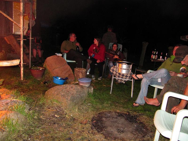 Alle satt und zufrieden, das &quot;Sonnenwendenfeuer&quot; brennt