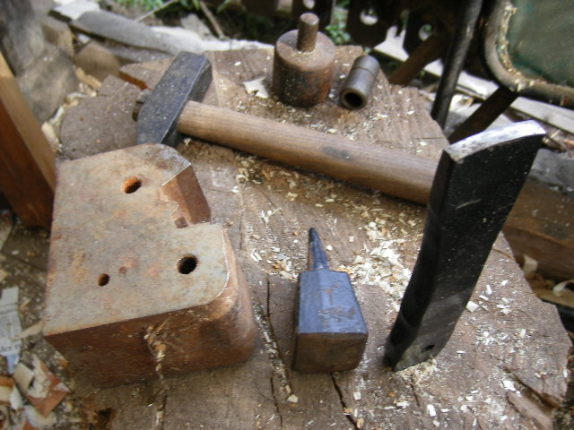 amboße mit dengelhammer
