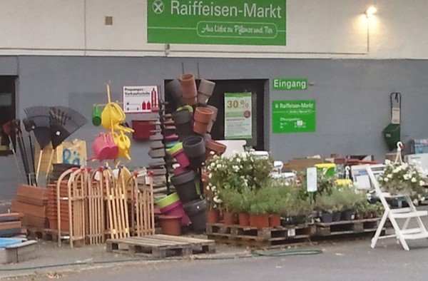 Neben bunten Gießkannen und Blümchen gibts Schlitten zu kaufen. Der Klimawandel kommt bestimmt
