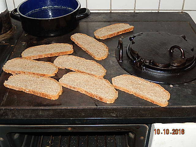 Nur frisches, selbstgebackenes Brot da, also muss es schneller altern!