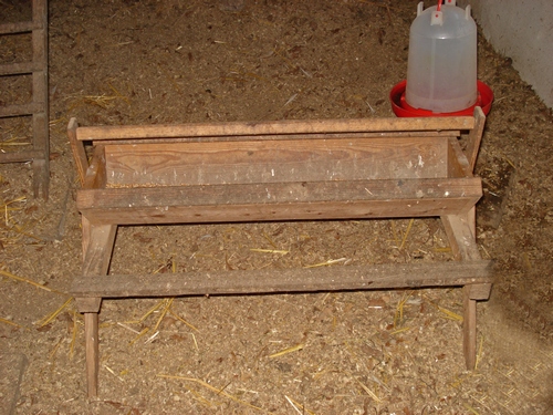 Unser selbst gebauter Futtertrog, indem den Hühner immer Weizen und anderes Getreide zur verfügung steht.