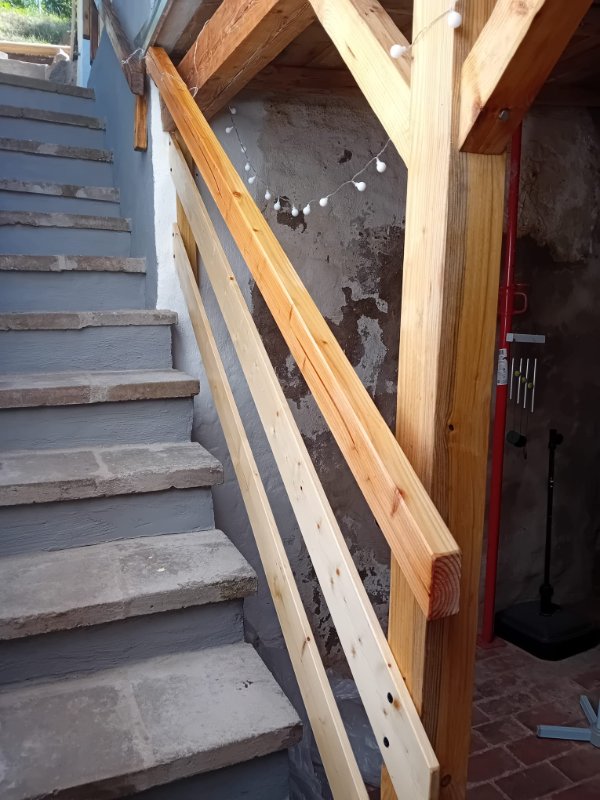 Treppe neu, überdachte Sitzecke rechts, oben das &quot;neue alte&quot; Nebengebäude - früher Taubenschlag.