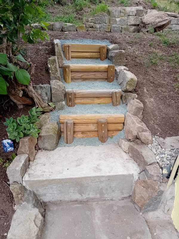 ...Wege und Treppen im Garten neu gemacht, das waren nur noch Trümmer