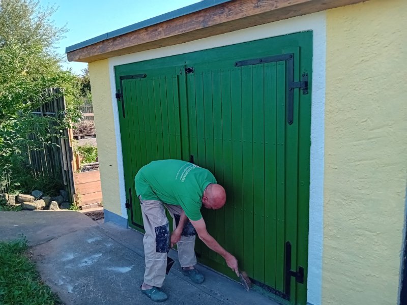 Auch die Garage bekam einen leicht &quot;bayerisch&quot; anmutenden Neuanstrich anstatt des üblichen krankehundekackbraunen Rohputzes