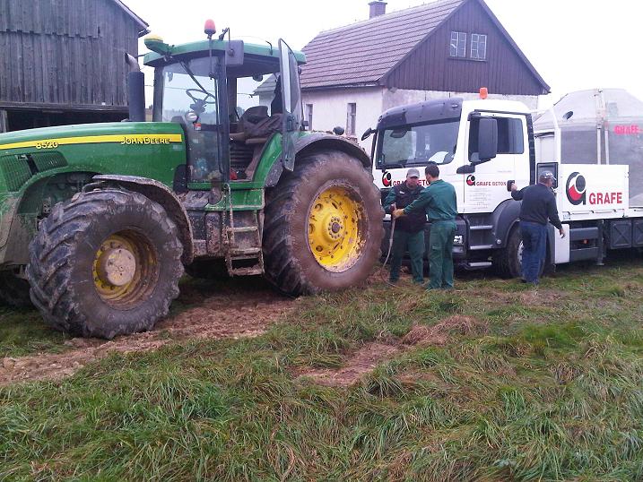 Traktor vor LKW.JPG