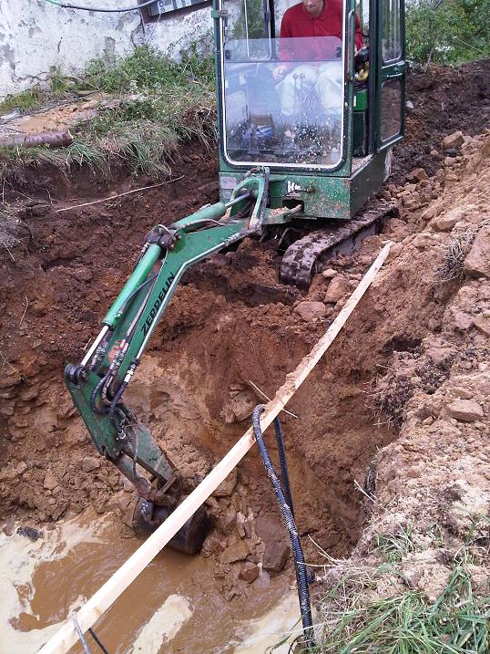 Bagger im Gruben-Einsatz-A.JPG