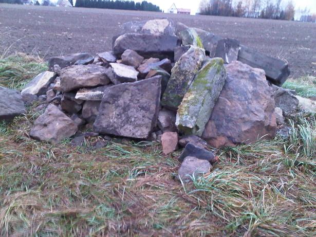 Natursteinhaufen-verkleinert.JPG