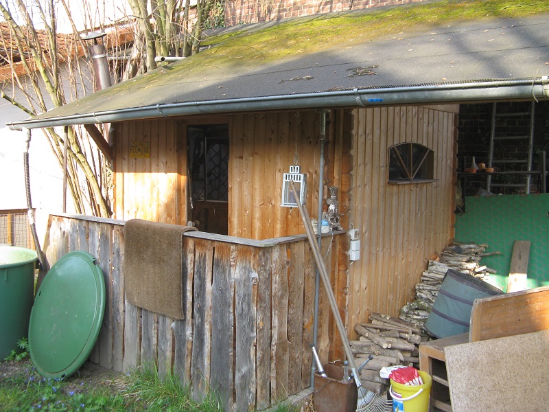 von aussen, samt kühlbecken(Regentonne)