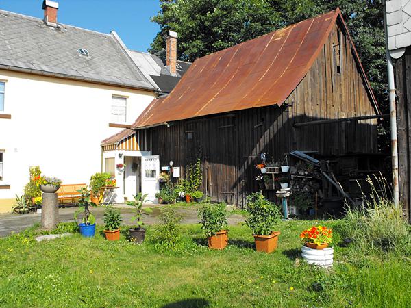 Hof mit etwas mehr Grün und neuer Bank
