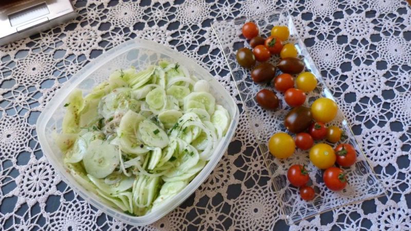 Schüttelgurkensalat und erste Tomaten