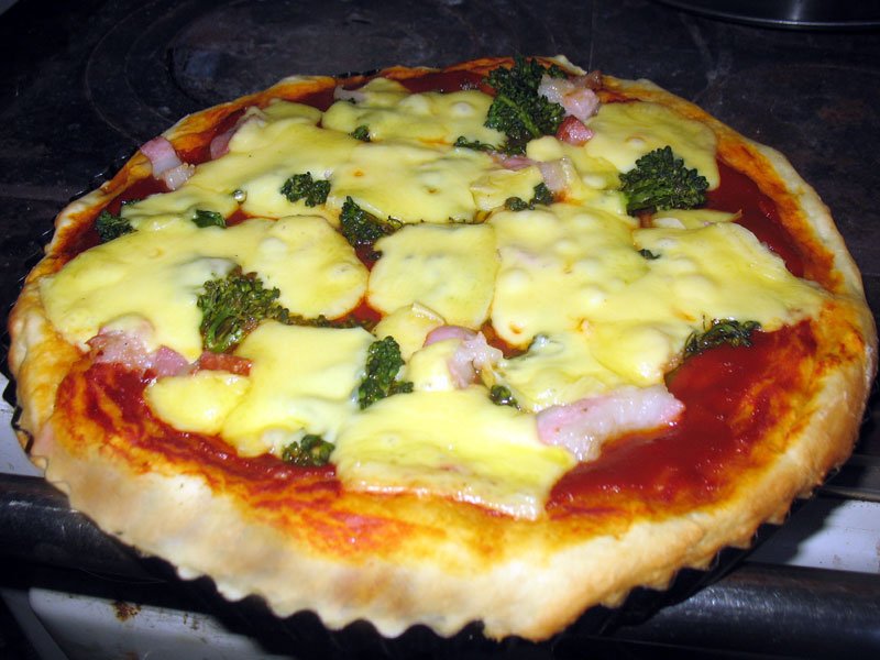 Heute Abend gab es Pizza mit Zwiebeln, Knofi und Brokkoli aus dem Garten.