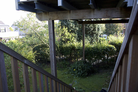 Blick von unserem Balkonaufgang zur Straße