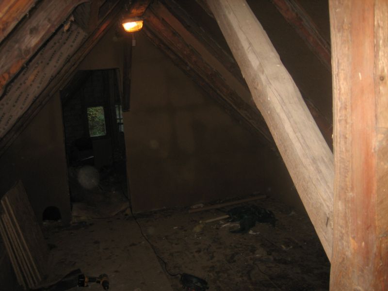 die Seite an der ich grad dran bin, da kommt noch ne Tür rein und dahinter dann Lagerraum, der von aussen begehbar ist, so muss ich nicht alles erst durchs Haus schleppen