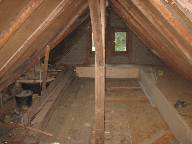 ... das steht mir noch bevor, die Dielen mussten weg, weil da wo die Vertiefung ist, die neue Treppe aus der neuen Küche hochgeht.