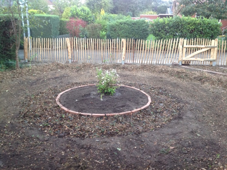 Rondell mit Weg aus Buchenhäcksel