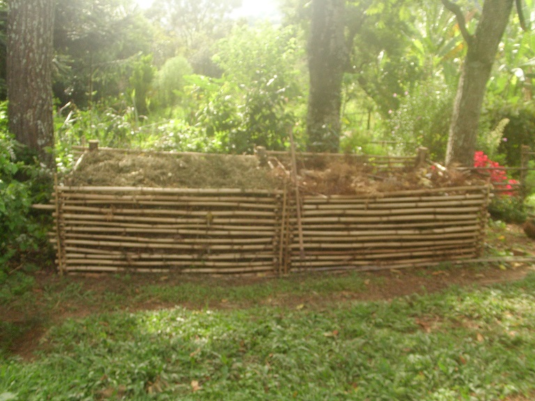 Eine einfach aufgebaute und zur Entnahme wieder demontierbare Kompostanlage