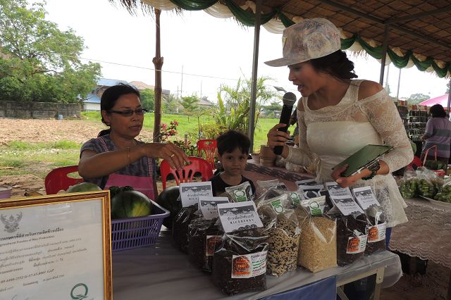 Reis  (BIO, mit und ohne Zertifikat)<br />Hier die Moderatorin die per Mikrophone die einzelnen Staende vorgestellt hat