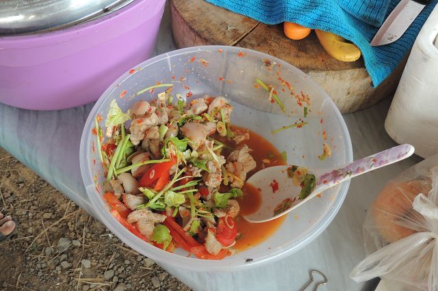 thail. Schweinskopfsalat mit den Ohren. Wie eine saure Wurst. Nur hald vom Schweinskopf.