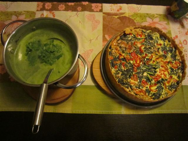 Eine Bärlauchquiche und ein Bärlauchsüppchen