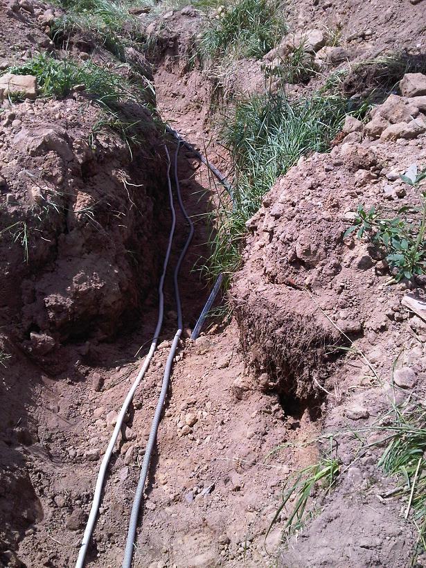 Kabel und Schlauch im Boden - verkleinert.JPG