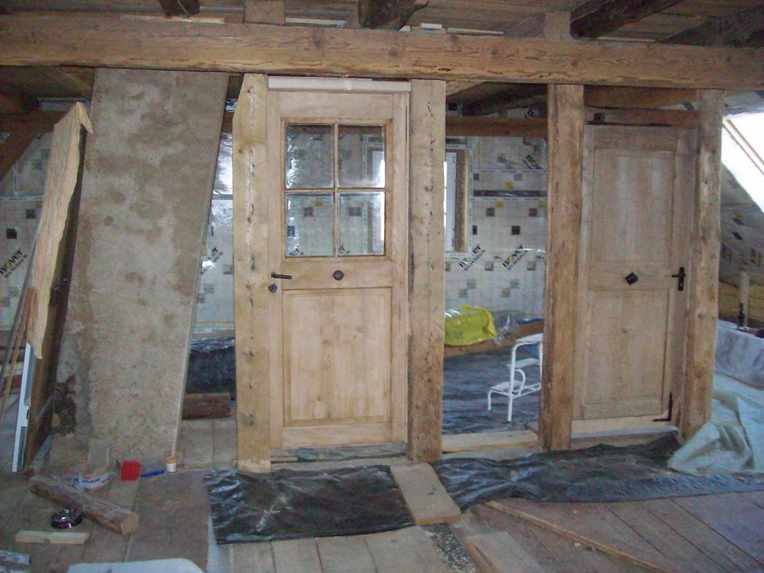 Türen und Balken aus einem Abbruchhaus, die Wände werden dann drumherumgebaut