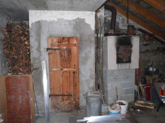 Links alte Räucherkammer, rechts später hinzugebauter Backofen