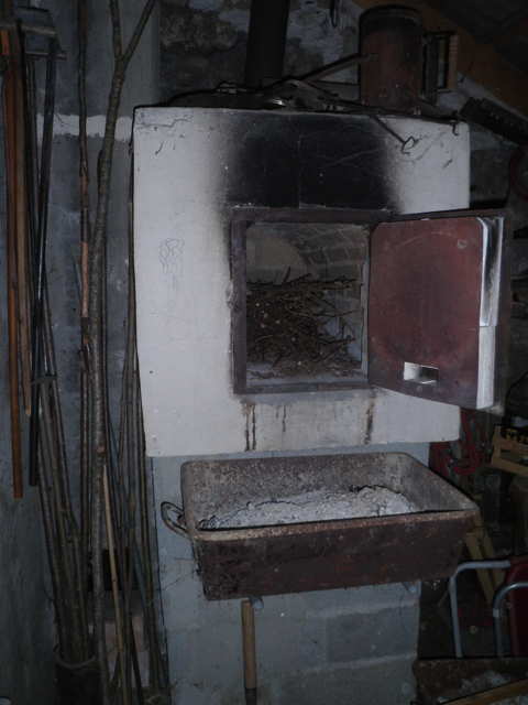 Ofentüre mit daruter angebrachter Mörtelmulde für Asche und Glut