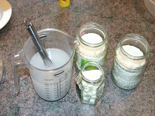 dann in 700 ml-Gläser stapeln, err ist noch so elastisch, dass man die Scheiben &quot;reinbiegen&quot; kann.<br />Anfangs schwimmt der Käse auf, die Verjüngung im Glas sorgt dafür, dass alles unter der Lake bleibt