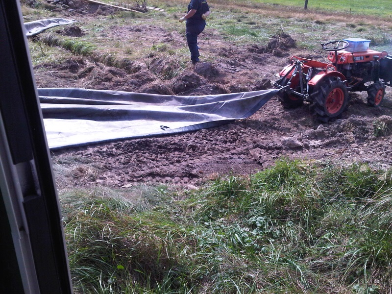 Folie ziehen mit Kubota.jpg