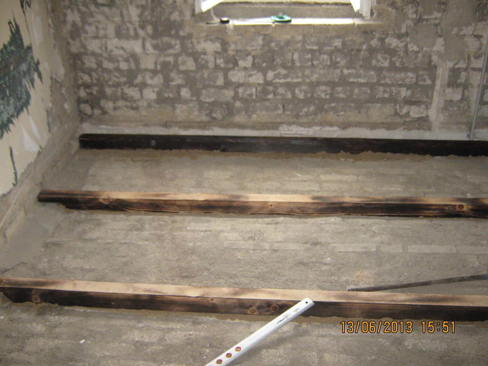 Die Balken sind neu - wir haben sie aber geflammt - vor allem an der Unterseite, damit sie möglichst wenig Feuchtigkeit ziehen können.