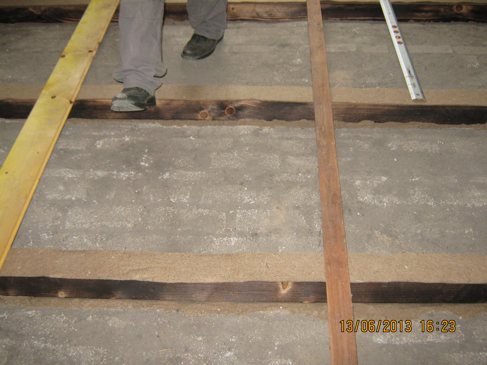 Da es sich um eine Gewölbedecke handelt (Balkenlager an tiefster Stelle auf schmalen Eisenträger), haben wir die Balken in feinsten Sand gelegt (Spielsand), um eine genügend breite gleichmäßig ebene Auflagefläche zu bekommen