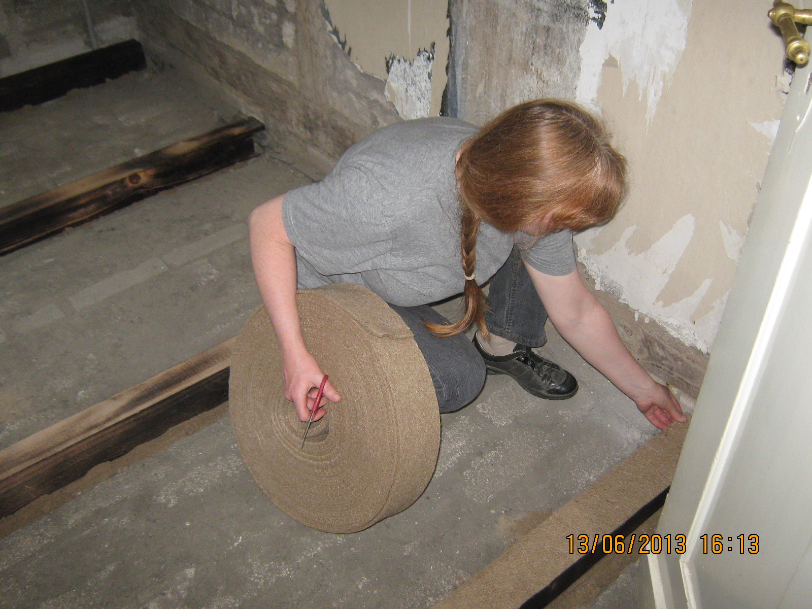 Auf die Balken haben wir Jutestreifen verlegt, um Knarrgeräusche zu unterbinden (Dielen auf Balken).