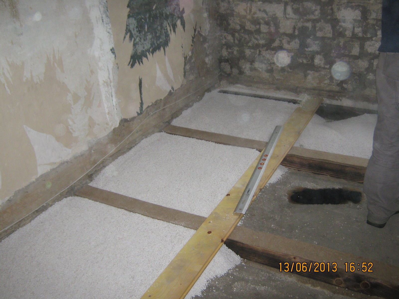 Weil wir nicht sicher waren, wie tragfähig das Gewölbe ist, haben wir uns für eine leichte Schüttung entschieden - Tonmaterial hätte mir besser gefallen.