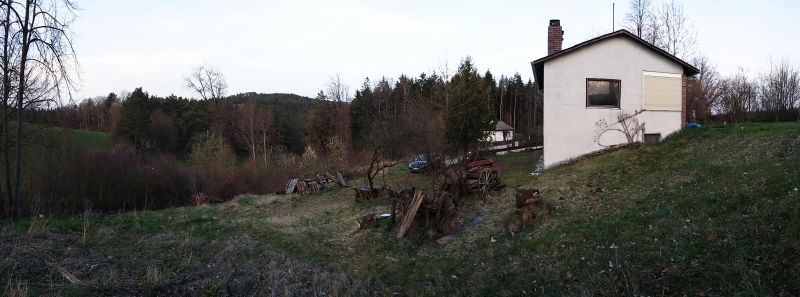 Blick über Haus und Garten
