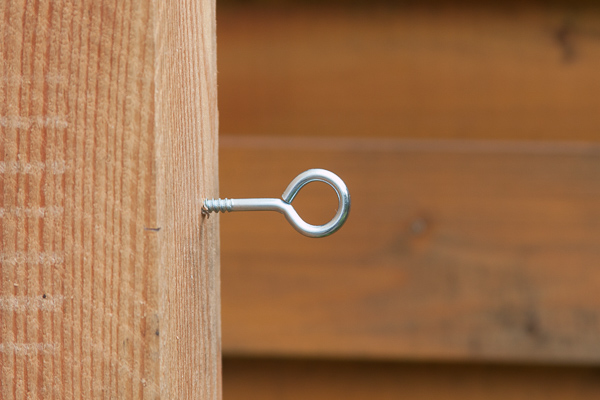 Vormontierte Öse, halb reingedreht