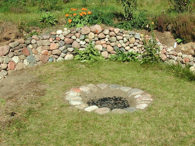 Trockensteinmauer im August