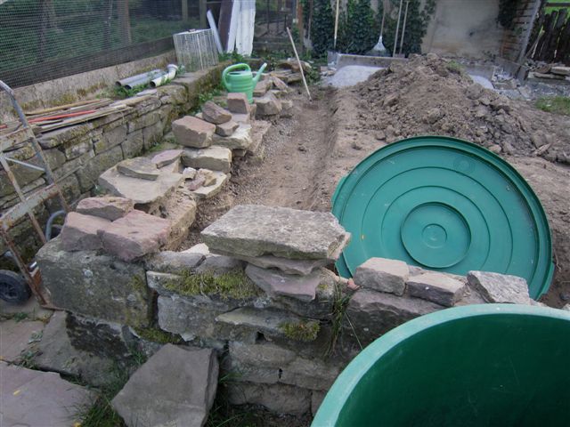 Baustelle aktuell: Die Mauern werden wieder gerichtet, oben an den Hühnerstall kommt eine Pergola aus Altmaterial.