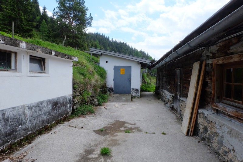 Käsekeller in den Hang gebaut. Das andere Gebäude ist für den Generator