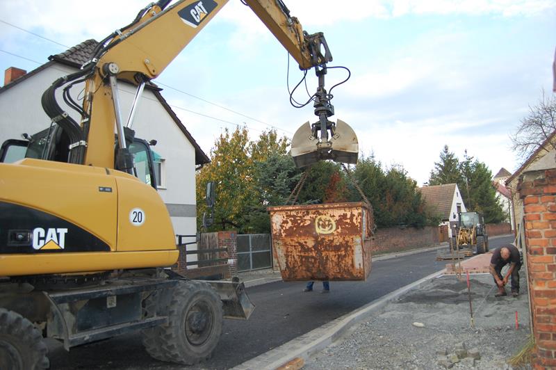2017 10 Bauschuttcontainer schnelle Befüllung mit Bagger 01 800.JPG