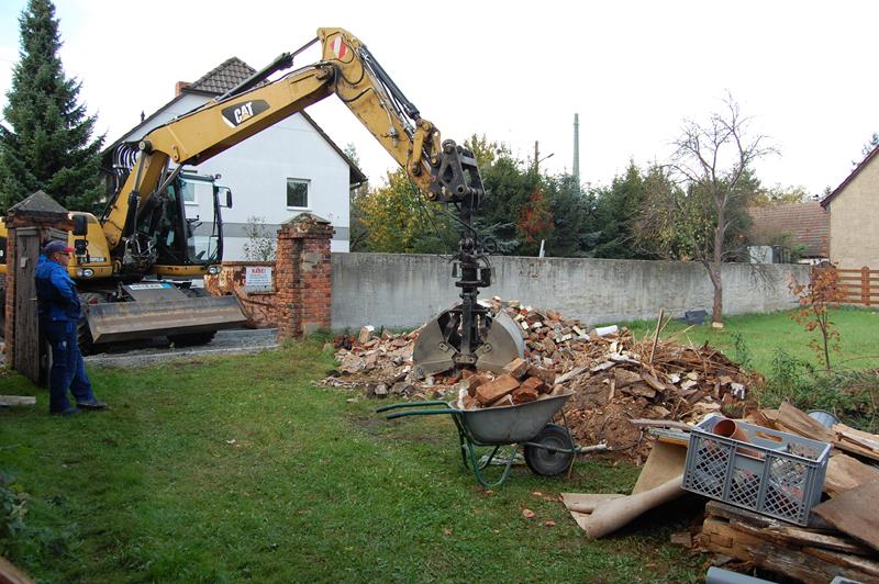 2017 10 Bauschuttcontainer schnelle Befüllung mit Bagger 02 800.JPG