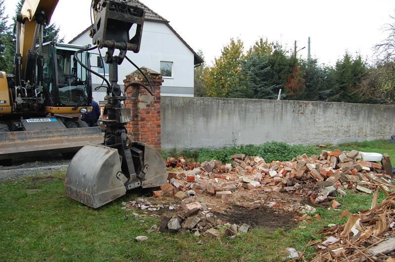 2017 10 Bauschuttcontainer schnelle Befüllung mit Bagger 03 800.JPG