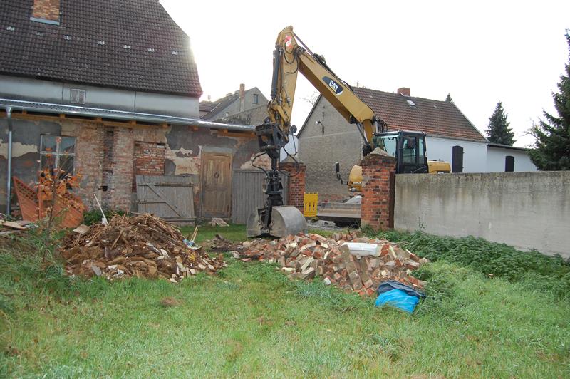 2017 10 Bauschuttcontainer schnelle Befüllung mit Bagger 04 800.JPG
