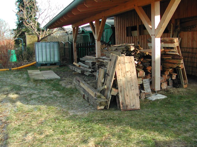 Abbruch holz unter dach