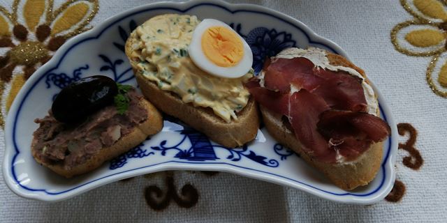 Dreierlei Crostinis (mit Eiaufstrich, Käferbohnenaufstrich und Krennaufstrich mit Rehrohschinken)