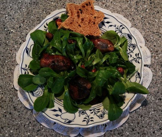 Vogerlsalat mit Speckfrüchten, dazu Zwiebelbrotsterne