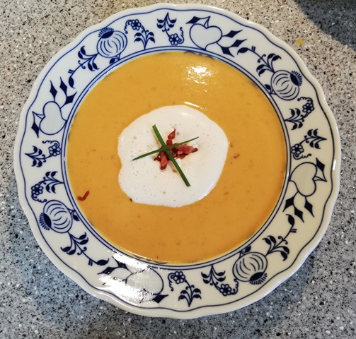 Süßkartoffel-Kürbiscremesuppe mit Zimtschaum