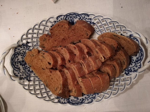 dazu Kürbiskernbaguette mit Kürbiskernmehl