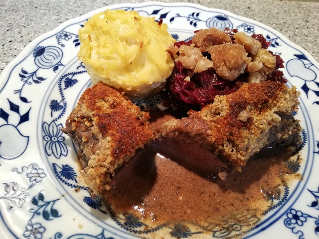 Rehrücken mit Haselnußkruste, dazu Erdäpfelmuffins und Blaukraut mit glasierten Kastanien